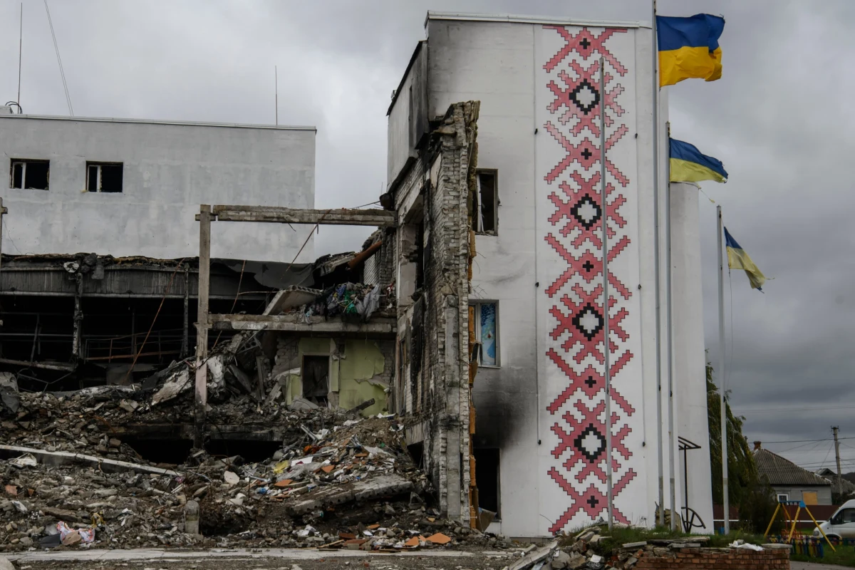 Bank Światowy poinformował we wtorek, że z powodu rosyjskiej inwazji gospodarka Ukrainy skurczy się w 2022 roku o 35 proc., jednak w 2023 roku wzrost gospodarczy kraju powinien wynieść 3,3 proc. PKB Rosji zmniejszy się w bieżącym roku o 4,5 proc.