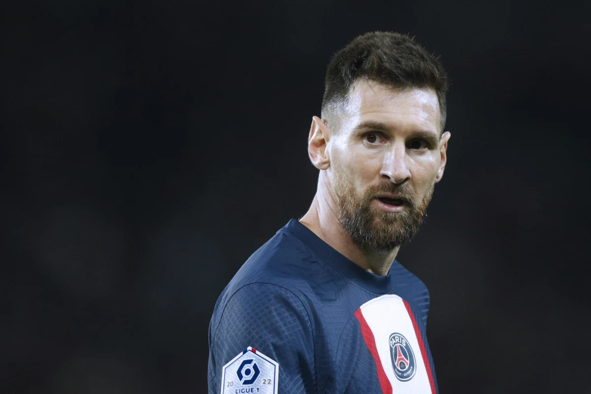 Lionel Messi może już w przyszłym sezonie wrócić do FC Barcelony – takie sensacyjne informacje przekazują dobrze poinformowani argentyńscy dziennikarze. Messi grałby wtedy w jednej drużynie z Robertem Lewandowskim.