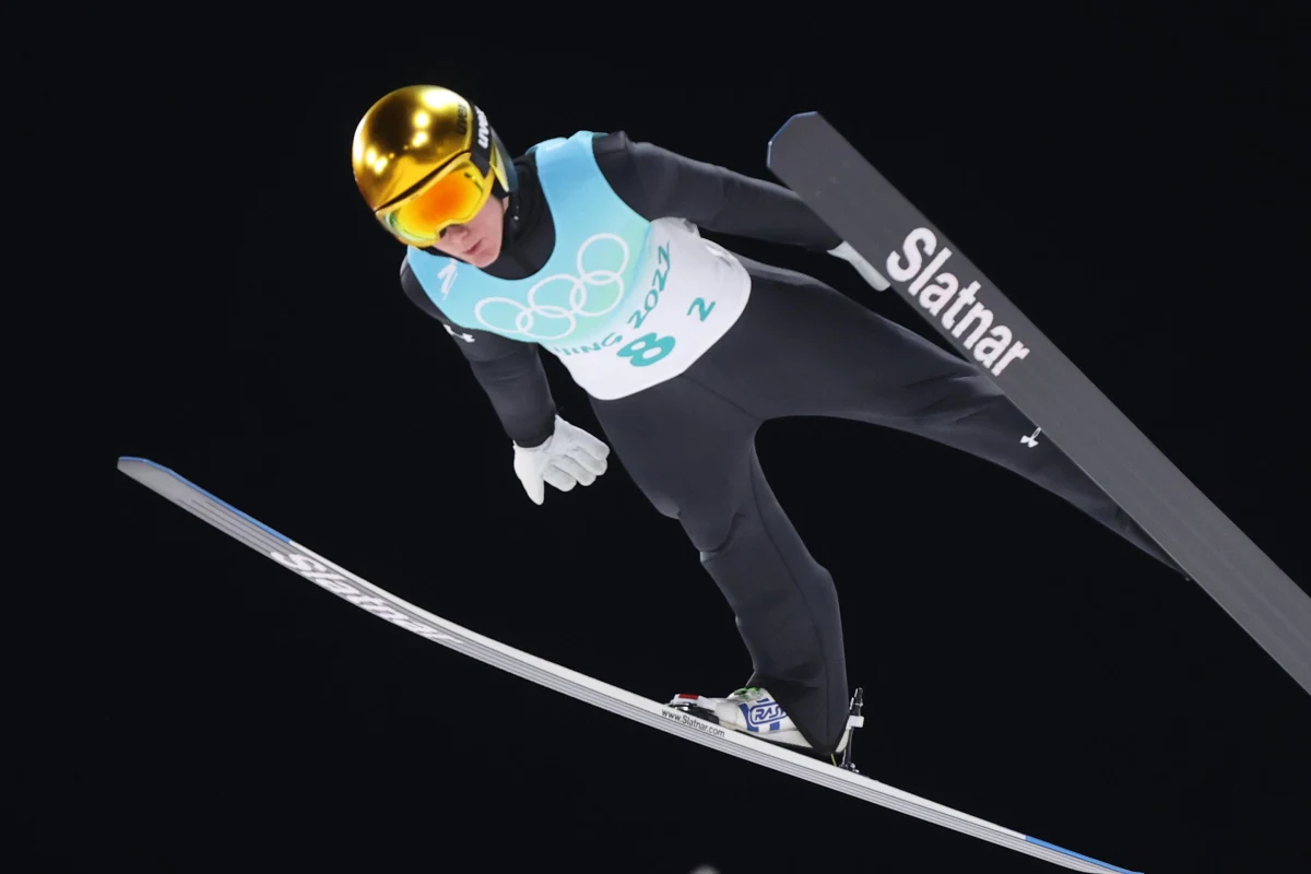 Na miesiąc przed rozpoczęciem nowego sezonu Pucharu Świata w skokach narciarskich dobiegają zaskakujące informacje ze Słowenii. Cene Prevc postanowił zakończyć karierę - podaje portal siol.net. 26-latek postanowił skupić się na studiach. Miniona zima była najlepszą w karierze "średniego" z braci Prevców.