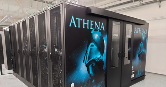 Najszybszy superkomputer w Polsce - Athena - został dzisiaj oficjalnie zaprezentowany na Akademii Górniczo-Hutniczej w Krakowie. Ma moc obliczeniową ponad 7,7 PetaFlopsów i dzięki niej pomoże polskiej nauce i innowacjom.