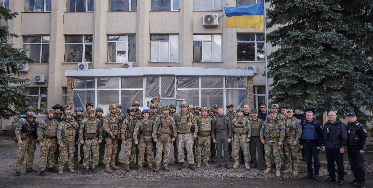 Rosyjskie Ministerstwo Obrony Narodowej podczas wtorkowego briefingu pokazało mapy, które wskazują na znaczące wycofanie się sił rosyjskich zarówno w obwodzie chersońskim na południu Ukrainy, jak i w obwodzie charkowskim w północno-wschodniej części kraju. W obu regionach trwa kontrofensywa wojsk ukraińskich.