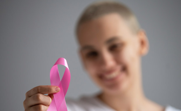 „Rak piersi zmienił moje podejście do życia” – tak mówi w wywiadzie z dziennikarzem RMF FM pani Alicja, podopieczna fundacji „OnkoCafe”, która 3 lata temu wygrała walkę z nowotworem piersi. „Chcę głośno mówić o raku piersi, bo uważam że jest to w Polsce temat tabu” – uważa.
