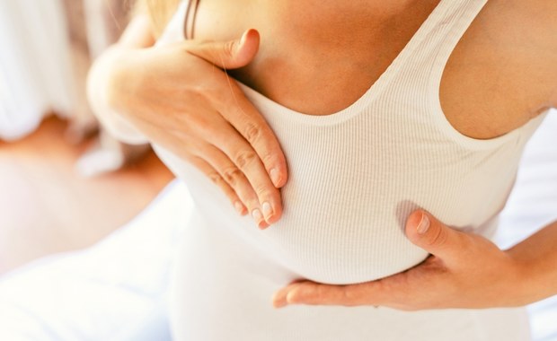  „Mitem jest to, że tylko guzek w piersi jest objawem raka. Objawem nowotworu może też być tzw. skórka pomarańczy, czyli pogrubienie skóry na piersi” - mówi dr. Agnieszka Jagiełło-Gruszfeld, specjalista z Warszawskiego Centrum Onkologii.