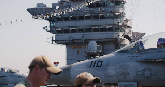 ​Marynarka wojenna USA wysłała we wtorek na manewry swój pierwszy lotniskowiec nowej generacji, USS Gerald Ford. To okręt o wyporności 100 tysięcy ton, napędzie atomowym, naszpikowany nowymi technologiami i zaprojektowany tak, aby mieć na wyposażeniu broń, która jest wciąż w fazie rozwoju.
