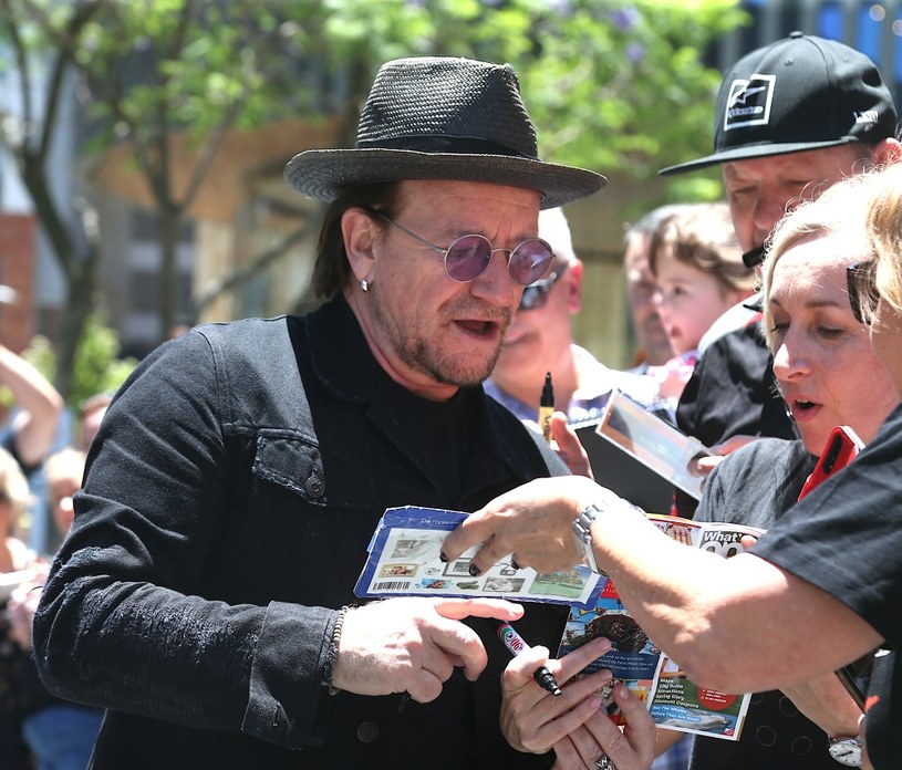 1 listopada ukaże się książka „Surrender: 40 Songs, One Story”, która jest autobiografią lidera zespołu U2. Stojące za publikacją wydawnictwo Penguin Random House ogłosiło, że dzień później Bono rozpocznie międzynarodowe tournee ze spotkaniami autorskimi, podczas którego odwiedzi 14 miast.