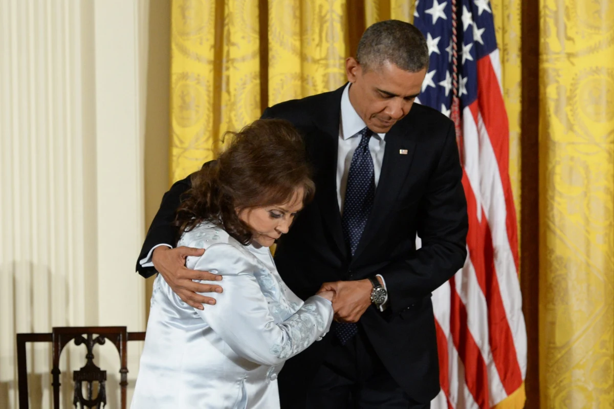 ​Jak poinformowała rodzina, w wieku 90 lat zmarła jedna z czołowych wykonawczyń i autorek muzyki country Loretta Lynn. Sławę przyniosły jej utwory, w których przedstawiała surowe warunki życia i pracy kobiet w ubogich osadach górniczych w Appalachach.