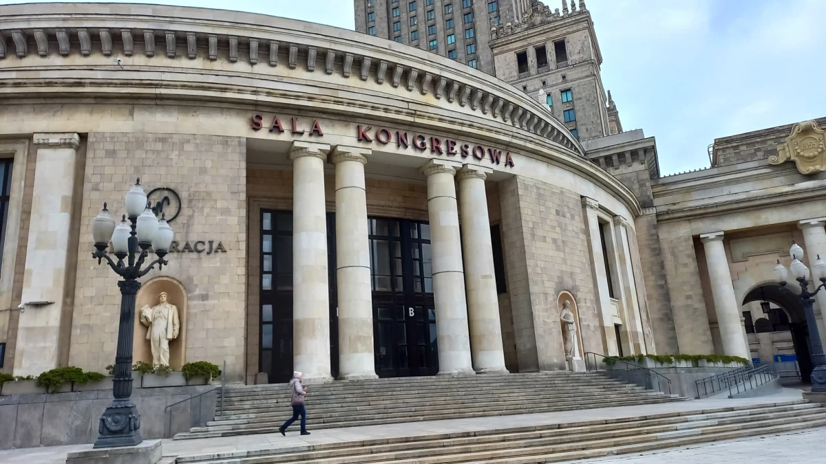 Miała trwać kilkanaście miesięcy a ciągnie się już osiem lat. Mowa o modernizacji Sali Kongresowej. Niestety nic nie wskazuje na to, aby prace mogły zostać wznowione. Prezes Pałacu Kultury właśnie unieważnił przetarg na modernizację obiektu. 