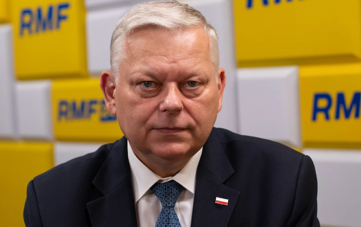 Marek Kuchciński wymieniany jest jako główny kandydat do objęcia funkcji szefa kancelarii premiera po dymisji Michała Dworczyka. "Mam nadzieję, że by się sprawdził" - mówił w Porannej rozmowie w RMF FM wiceszef klubu PiS Marek Suski. Jak podkreślił gość Roberta Mazurka, nie ma planów wymiany premiera aż do wyborów. Suski mówił także o pracach nad ustawą, która ma obniżyć ceny energii, a także o wyjazdowym posiedzeniu komitetu politycznego PiS.