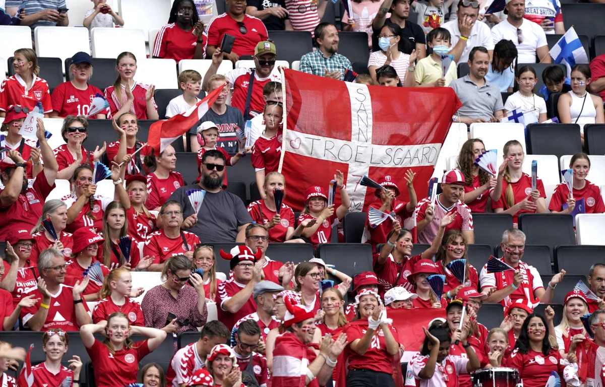 ​Duńska federacja piłkarska (DBU) zdecydowała się przerwać wielkoletnią tradycję, według której żony i partnerki zawodników były zawsze zapraszane na wielkie turnieje na koszt związku, mogły obejrzeć kilka meczów, a także spotkać się ze swoimi mężczyznami.