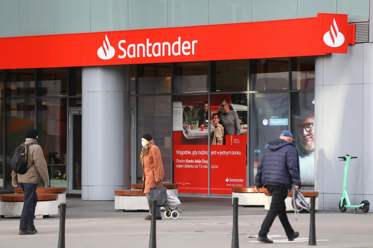 Prezes UOKiK postawił Santander Bank Polska zarzuty stosowania praktyki naruszającej zbiorowe interesy konsumentów - informuje Urząd Ochrony Konkurencji i Konsumentów. Jak dodano, zarzuty wobec banku dotyczą nierozliczania się z pobranych opłat w przypadku całkowitej wcześniejszej spłaty kredytu hipotecznego.
