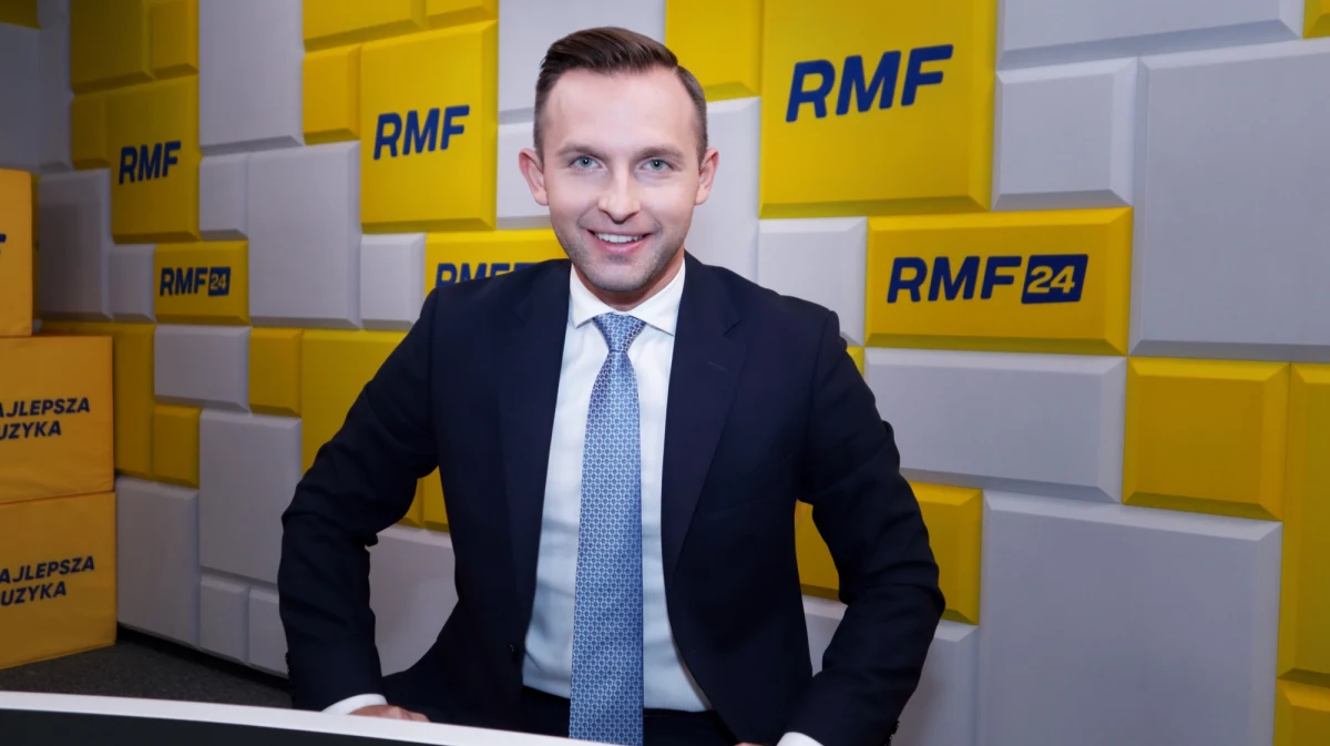 "Trudno mi sobie wyobrazić, że oddeleguję nauczycieli wychowania fizycznego do tego, żeby zajmowali się rozdzielaniem węgla na składzie dla zainteresowanych mieszkańców" - mówił w Rozmowie w południe w RMF FM Krzysztof Kosiński, prezydent Ciechanowa i sekretarz Związku Miast Polskich. "Już raz wicepremier Sasin 'na minę' wprowadził samorządowców" - podkreślił gość Mariusza Piekarskiego. Kosiński ujawnił, że rząd chce ustawowo uregulować sprawę dystrybucji węgla przez samorządy. Jak powiedział, to dowód, że teraz samorządy nie mogą zajmować się rozprowadzaniem węgla, a rząd próbuje zrzucić na nie odpowiedzialność za kryzys energetyczny. 