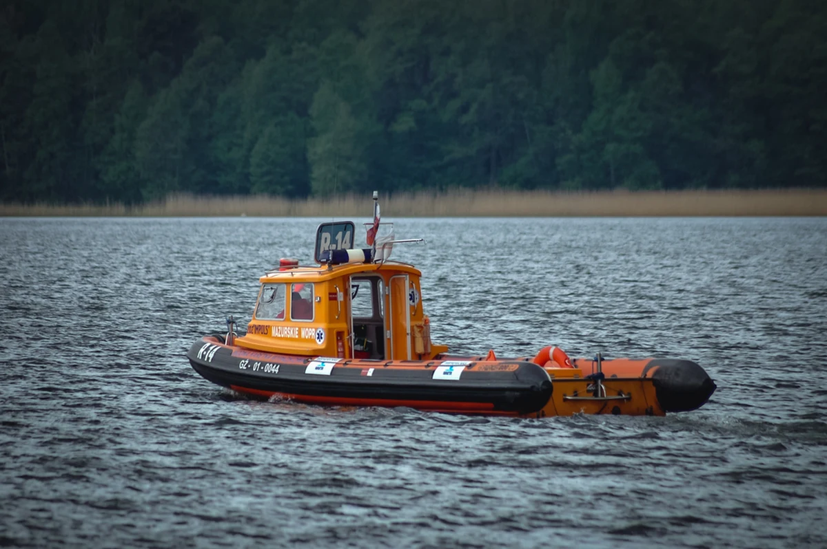 Od czerwca do końca września ratownicy Mazurskiego Ochotniczego Pogotowia Ratunkowego interweniowali ponad dwieście razy. Wodne karetki wypływały natomiast ponad trzysta razy. Mimo dużej liczby interwencji ratownicy podkreślają, że miniony sezon żeglarski trzeba zaliczyć do bezpiecznych.
