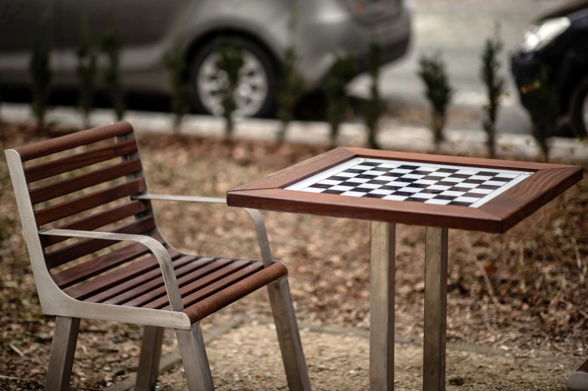 Amerykański szachista Hans Niemann, oskarżany o oszustwo przez mistrza świata Norwega Magnusa Carlsena, "prawdopodobnie oszukiwał ponad sto razy" podczas partii rozgrywanych online - poinformowała w swoim raporcie platforma chess.com.
