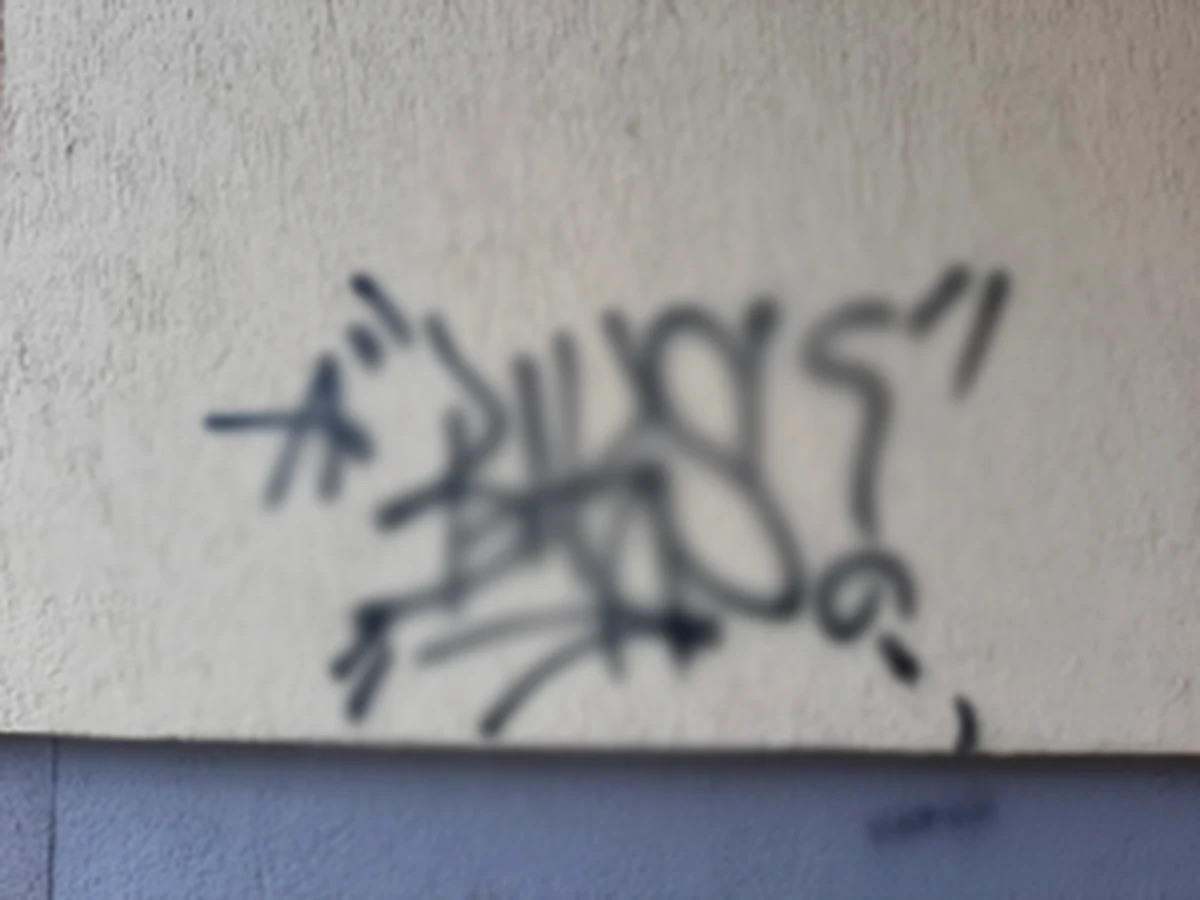 Farbą w spreju malował napisy na elewacjach budynków: bloków, urzędów oraz sklepów. 18-letni pseudograficiarz z Trzcianki został zatrzymany przez policjantów. Może mu grozić nawet do 5 lat więzienia.  

