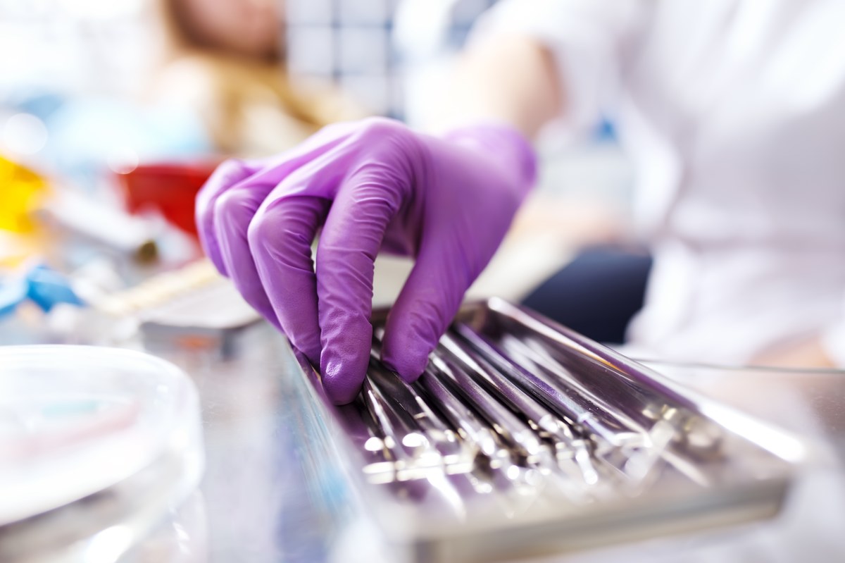 Pewien mieszkaniec Indii zgłosił się do dentysty z bólem zęba. Ten uznał, że trzeba go usunąć. Kiedy w końcu ząb został wyciągnięty, okazało się, że mierzy… 37,5 milimetra długości – pisze gazeta "Rising Kashmir".