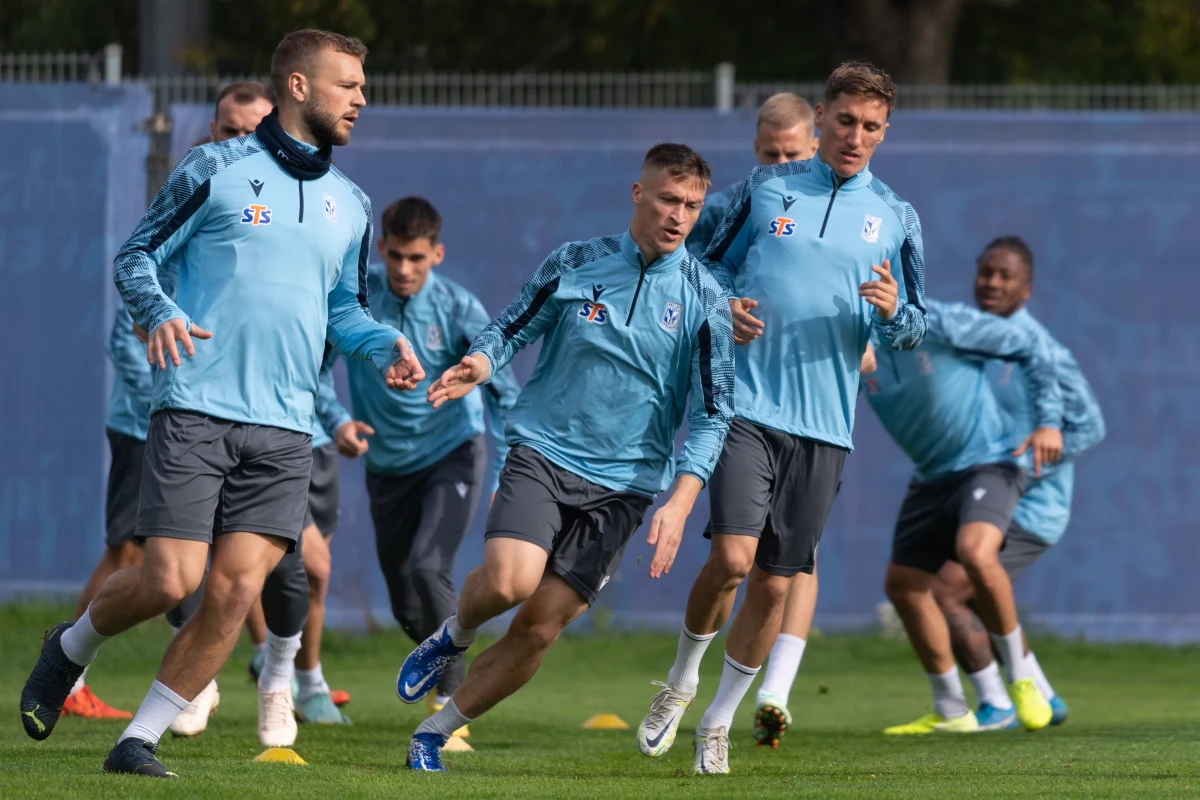 Zwycięstwo i porażka to dotychczasowy dorobek Lecha Poznań w fazie grupowej piłkarskiej Ligi Konferencji. Dziś Kolejorz stanie przed szansą walki o kolejne punkty. Drużyna z Poznania potrzebuje ich, jeśli chce liczyć się w walce o awans do fazy pucharowej rozgrywek. Na razie Lech zajmuje drugie miejsce w swojej grupie. Dziś wieczorem zmierzy się z Hapoelem Beer Szewa.