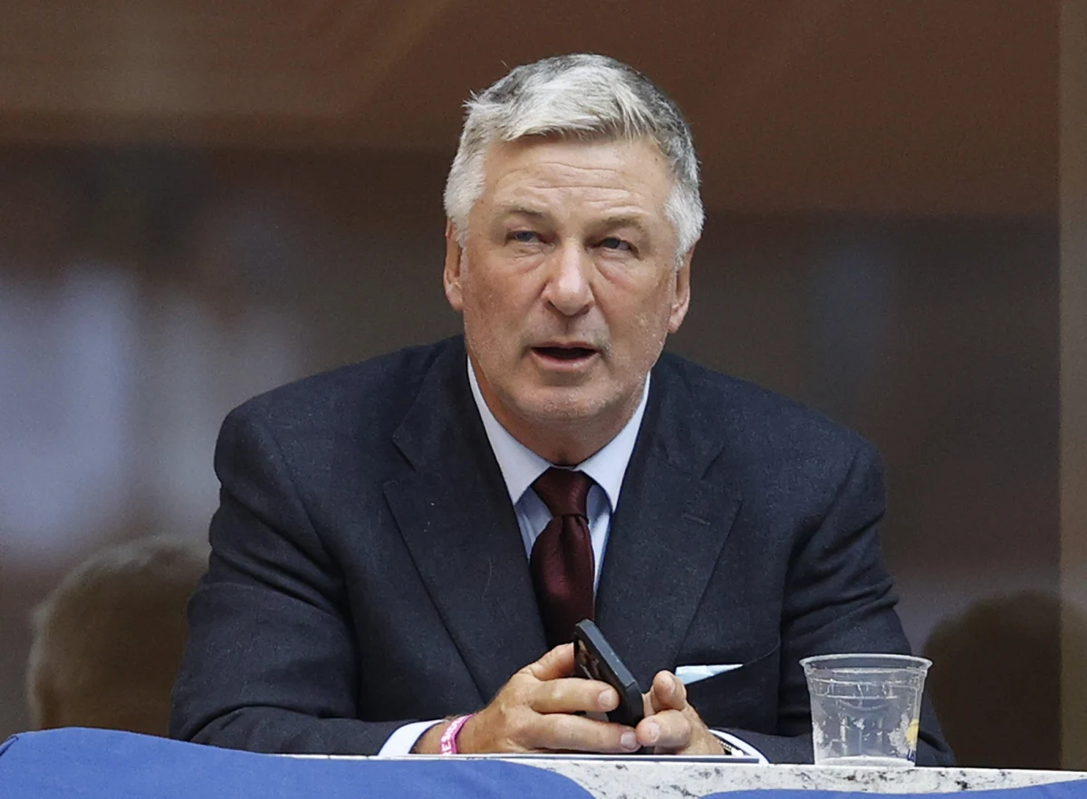 Rodzina Halyny Hutchins - operatorki, która w 2021 r. zginęła na planie filmu "Rust" - porozumiała się z Alekiem Baldwinem i wycofała pozew przeciwko aktorowi. 