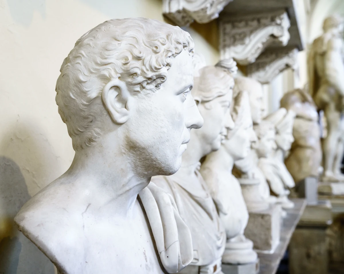 Zagraniczny turysta, prawdopodobnie w ataku szału, zrzucił w Muzeach Watykańskich dwa antyczne popiersia. Oba rozbiły się upadając na podłogę. Mężczyzna został zatrzymany przez policję do wyjaśnienia - podały włoskie media.