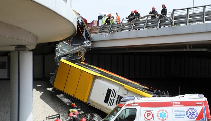 Wypadek autobusu na moście Grota-Roweckiego. Biegły wskazuje kluczową "wadę"