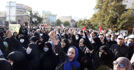 Irańczycy pokonali barierę strachu; trwające w Iranie od połowy września protesty, które wybuchły po śmierci 22-letniej Mahsy Amini, aresztowanej przez policję moralności, są egzystencjalnym zagrożeniem dla reżimu w Teheranie - podaje w środę CNN.