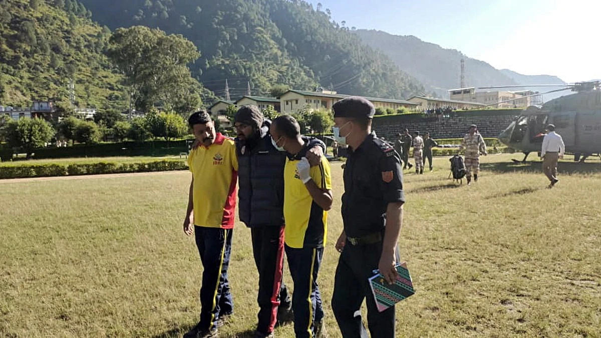 Co najmniej 10 osób zginęło, a około 20 uznaje się za zaginione po tym, jak w ponad 40-osobową grupę instruktorów nawigacji i kursantów z Nehru Mountaineering Institute uderzyła w Himalajach lawina. Udało się uratować 14 osób.