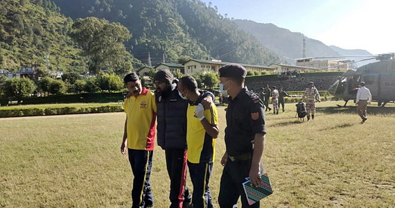Co najmniej 10 osób zginęło, a około 20 uznaje się za zaginione po tym, jak w ponad 40-osobową grupę instruktorów nawigacji i kursantów z Nehru Mountaineering Institute uderzyła w Himalajach lawina. Udało się uratować 14 osób.