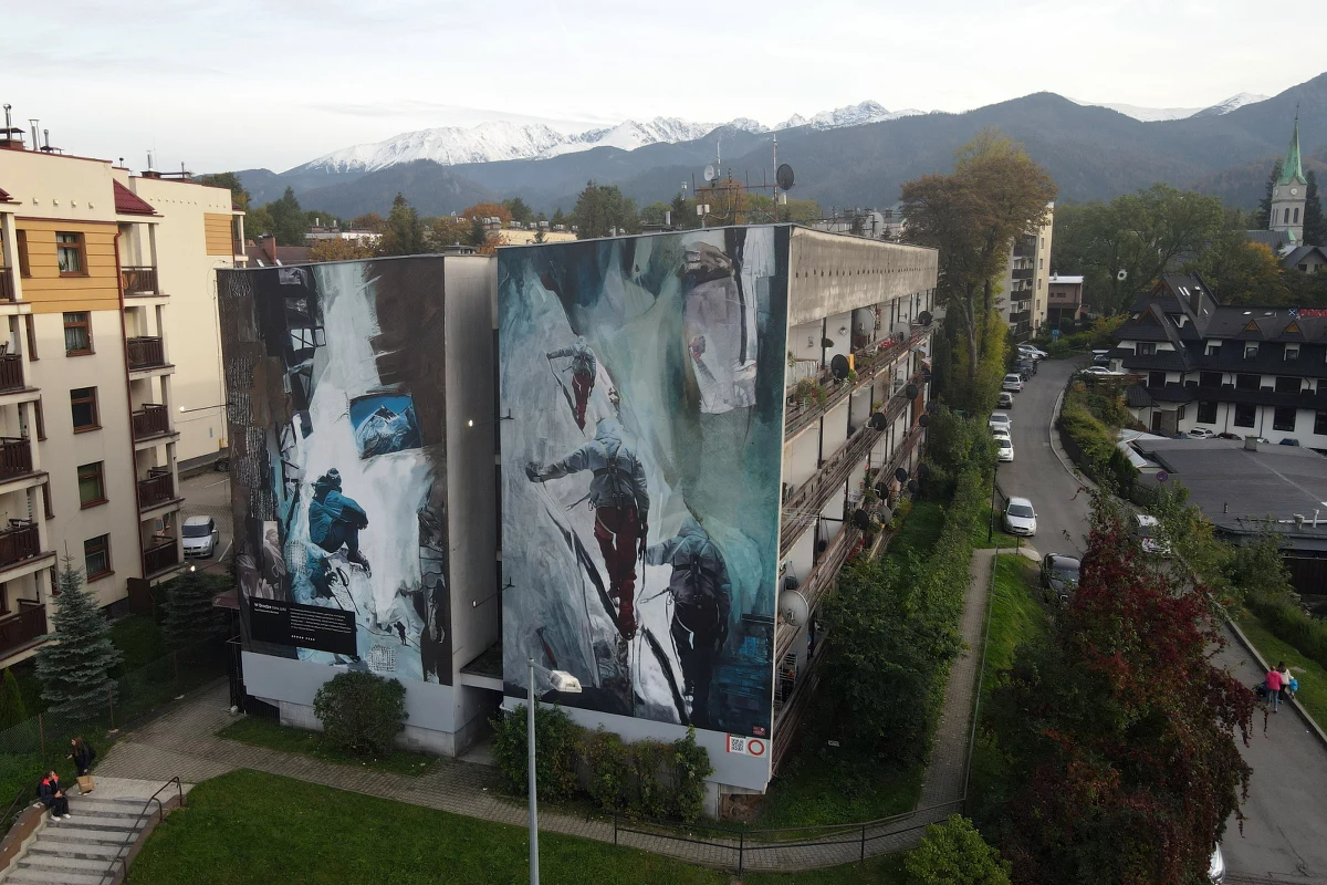 "Cieszymy się ogromnie, że tak wspaniałe dzieło upiększyło ulice naszego miasta" - napisał urząd miasta Zakopane o niezwykłym muralu, który powstał na jednym z bloków przy ul. Nowotarskiej. Obraz jest poświęcony himalaiście Maciejowi Berbece.