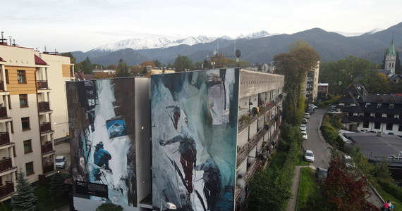 "Cieszymy się ogromnie, że tak wspaniałe dzieło upiększyło ulice naszego miasta" - napisał urząd miasta Zakopane o niezwykłym muralu, który powstał na jednym z bloków przy ul. Nowotarskiej. Obraz jest poświęcony himalaiście Maciejowi Berbece.
