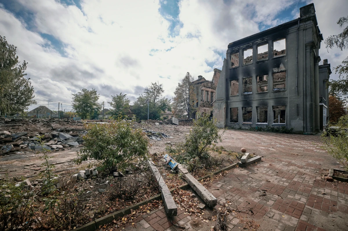 W wyzwolonym przez ukraińskie wojska mieście Łyman w północnej części obwodu donieckiego znaleziono masowy grób, w którym znajduje się ponad 50 ciał cywilów zamordowanych przez rosyjskich okupantów - poinformował w środę portal Hromadske.
