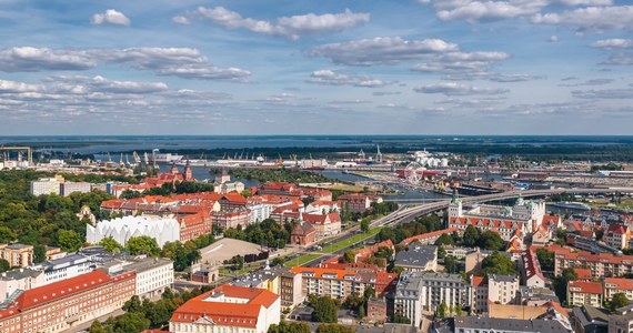 "Jesteśmy przygotowani na sytuację, w której konieczne byłoby podanie tabletek zawierających jodek potasu" - powiedział wojewoda zachodniopomorski Zbigniew Bogucki. Jak zapewnił, na terenie województwa znajdują się 683 punkty dystrybucji tabletek. Do zdecydowanej większości samorządów tabletki zostały już dostarczone przez Państwową Straż Pożarną.