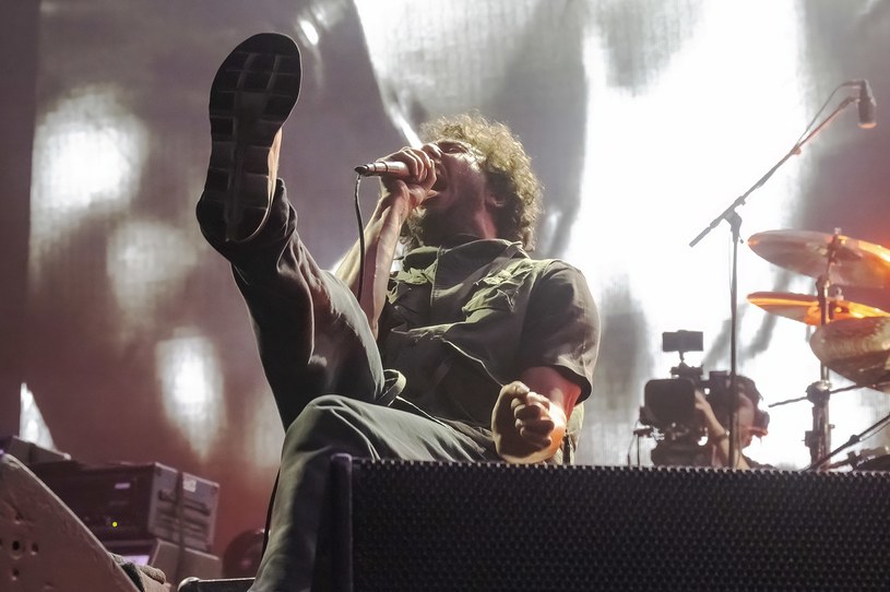 Nie mają szczęścia muzycy słynnej grupy rockowej Rage Against The Machine. Zespół w 2019 roku został reaktywowany po ośmiu latach zawieszenia, ale z powodu pandemii musiał aż dwa lata czekać, by wyruszyć w trasę koncertową. Muzycy wrócili na estradę w lipcu tego roku, ale podczas drugiego koncertu tournee wokalista Zack de la Rocha zerwał ścięgno Achillesa.