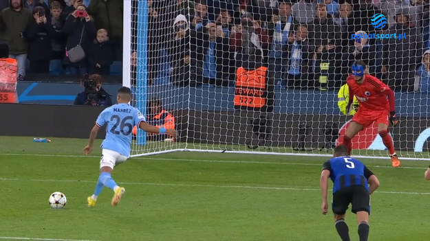 Fragment meczu Manchester City FC - FC Kopenhaga. Kamil Grabara nie obronił rzutu karnego.