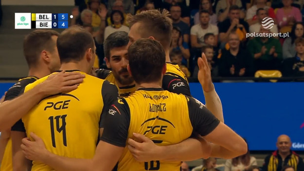 Fragmenty meczu 2. kolejki PlusLigi PGE Skra Bełchatów - BBTS Bielsko-Biała 3:0 (25:22, 25:17, 25:19). Najlepsze akcje Mateusza Bieńka.