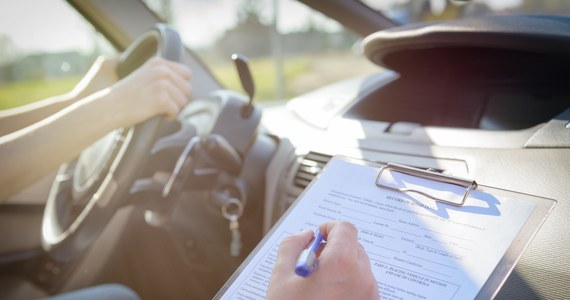 Zdawalność na prawo jazdy z roku na rok spada w dużych miastach, poza Warszawą, gdzie – jak informuje pracownik WORD – utrzymuje się na stałym poziomie. Mieszkańcy Krakowa, aby zwiększyć swoje szanse na pozytywny wynik egzaminu, wyjeżdżają do mniejszych miast. 