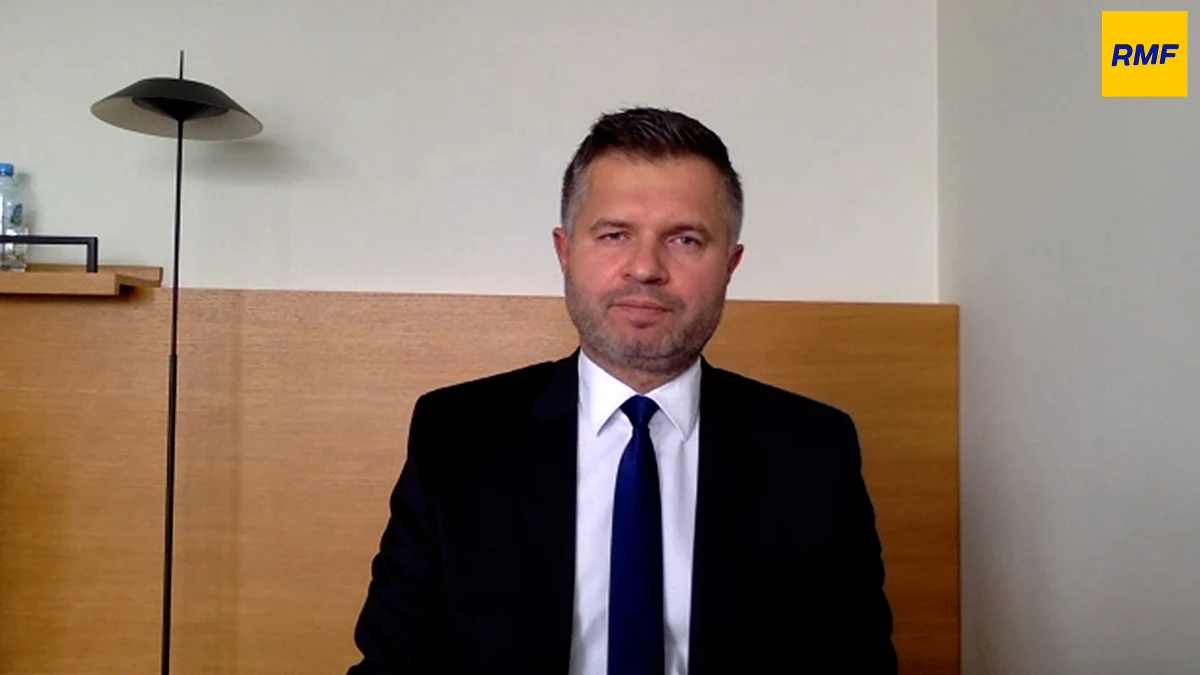 Podwyżki cen energii w jakiejś mierze zapewne nas dotkną. Jest szansa, że jednak dzięki działaniom administracyjnym, podejmowanym w całej Europie - także w Polsce takie działania są rozważane - wzrost kosztów użytkowania mieszkania, kosztów energii przede wszystkim, będzie ograniczony i do uniesienia przez zdecydowaną większość gospodarstw domowych - mówił w Rozmowie w południe w RMF FM główny ekonomista PKO BP Piotr Bujak. 