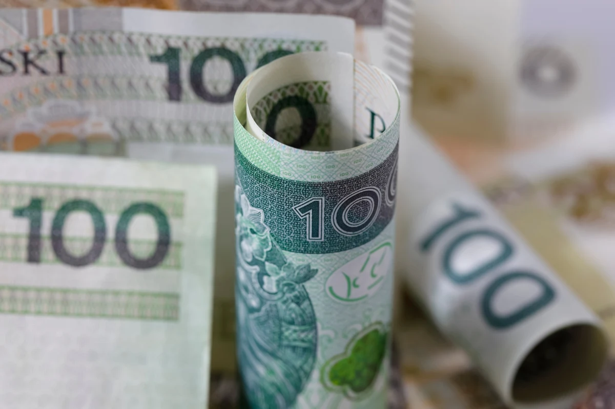 Ministerstwo Finansów nie pracuje nad zmianami w zasadach funkcjonowania programów socjalnych, w tym w programie Rodzina 500+ - poinformowało PAP Ministerstwo Finansów. 