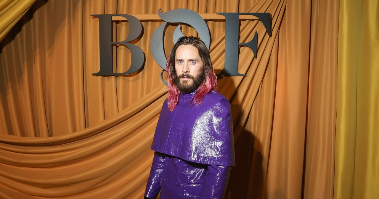 Niedawno wcielał się w postać Paolo Gucciego w filmie "Dom Gucci", teraz zagra kolejną legendarną postać świata mody. Jared Leto dostał główną rolę w filmie o legendarnym projektancie Karlu Lagerfeldzie. Aktor będzie także jednym z producentów tego projektu.