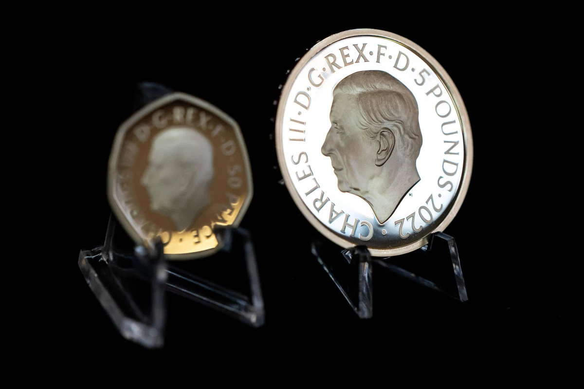83 tys. funtów - tyle kosztować będzie najdroższa okolicznościowa moneta, na której pojawią się podobizny króla Karola III i jego zmarłej niedawno matki, królowej Elżbiety II. 