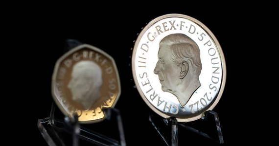 83 tys. funtów - tyle kosztować będzie najdroższa okolicznościowa moneta, na której pojawią się podobizny króla Karola III i jego zmarłej niedawno matki, królowej Elżbiety II. 