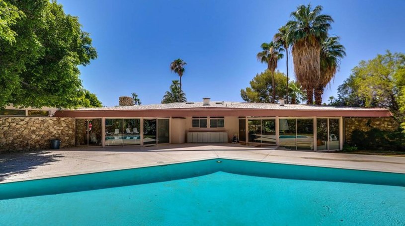 W ofercie jednej z agencji nieruchomości znalazł się właśnie dom, w którym Elvis i Priscilla Presleyowie spędzili pierwszy rok po ślubie. Mieszczącą się w Palm Springs posiadłość, którą nowożeńcy w 1967 roku wynajęli za 21 tys. dolarów, można obecnie kupić, jednak za znacznie wyższą cenę. Żeby stać się jej właścicielem, trzeba wyłożyć 5,6 mln dolarów.