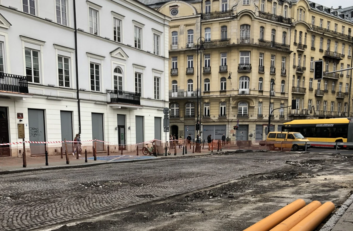 Podczas dzisiejszej konferencji prasowej urzędnicy przedstawili plan przebudowy jednego z głównych placów w Warszawie. Ogłoszono także decyzje, co stanie się z zabytkową infrastrukturą odkrytą podczas przebudowy.