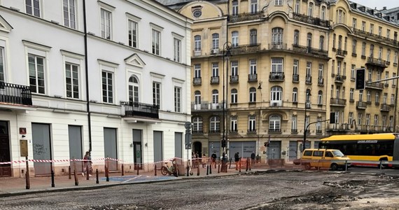 Podczas dzisiejszej konferencji prasowej urzędnicy przedstawili plan przebudowy jednego z głównych placów w Warszawie. Ogłoszono także decyzje, co stanie się z zabytkową infrastrukturą odkrytą podczas przebudowy.
