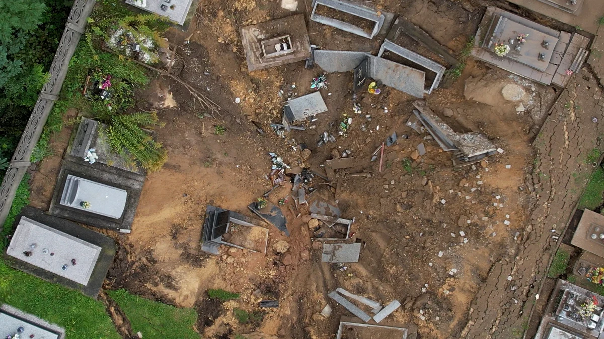 Na cmentarzu w Trzebini mogą się już odbywać pochówki, ale tylko w starej jego części i z udziałem ograniczonej liczby osób. Od 20 września, kiedy powstało  ogromne zapadlisko, nekropolia jest niedostępna i trwają tam prace geodezyjne.

