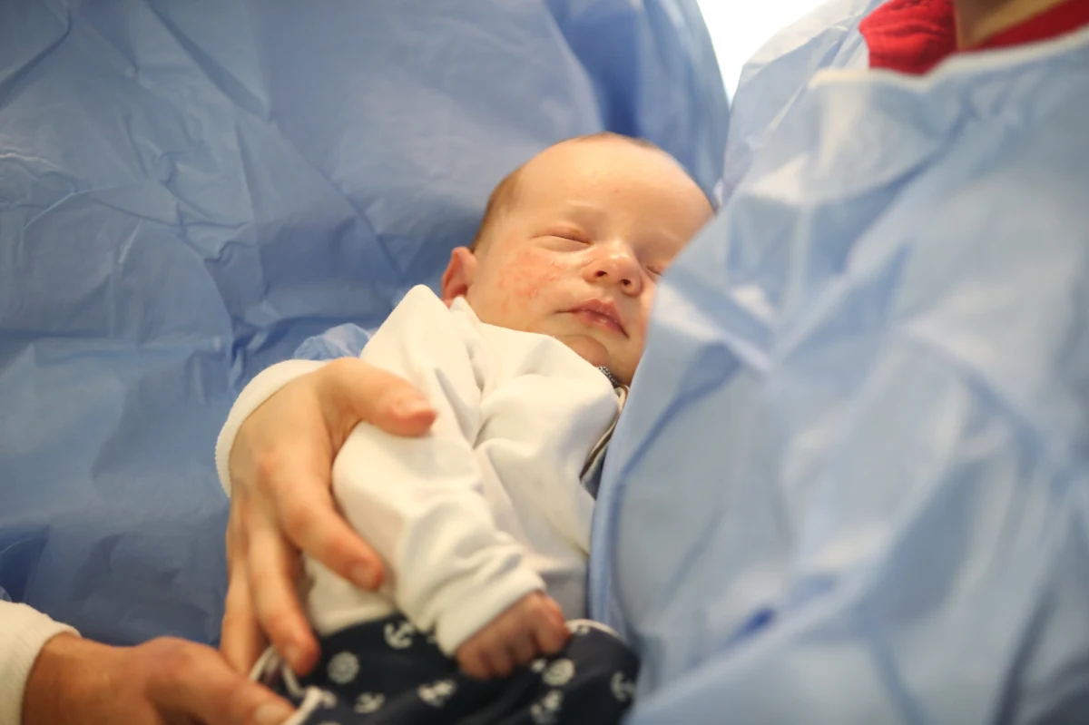 Lek na rdzeniowy zanik mięśni (SMA), którego jedna dawka kosztuje 9 mln zł, otrzymał mały pacjent Instytutu Centrum Zdrowia Matki Polki w Łodzi. Po raz pierwszy kraju innowacyjną terapię genową zastosowano w ramach refundowanego przez NFZ programu lekowego.