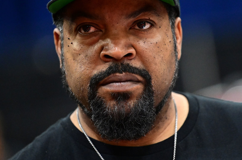 Dwadzieścia lat minęło od premiery trzeciej części serii filmów, którą rozpoczął nagrany w 1995 roku kultowy dziś "Piątek". Przez te dwie dekady co jakiś czas powracał pomysł realizacji kolejnej odsłony tego cyklu. Jego twórca, popularny raper Ice Cube, jest zainteresowany powrotem do wymyślonych przez siebie bohaterów. Na przeszkodzie stoi jednak studio Warner Bros. Discovery, które jest właścicielem praw do dystrybucji tej serii.
