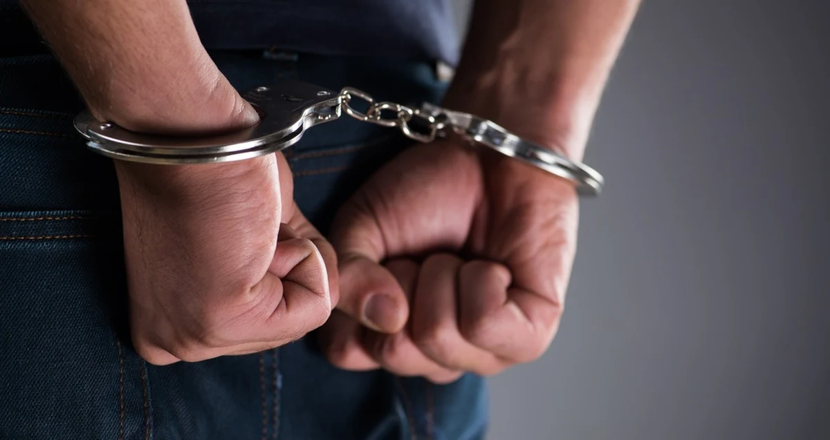 Czterech pseudokibiców zostało zatrzymanych przez katowickich policjantów. Są oni podejrzani o serię rozbojów na nastolatkach. Sprawcy zabierali im pieniądze lub telefony komórkowe. W ciągu kilku dni zaatakowanych miało zostać kilka osób.