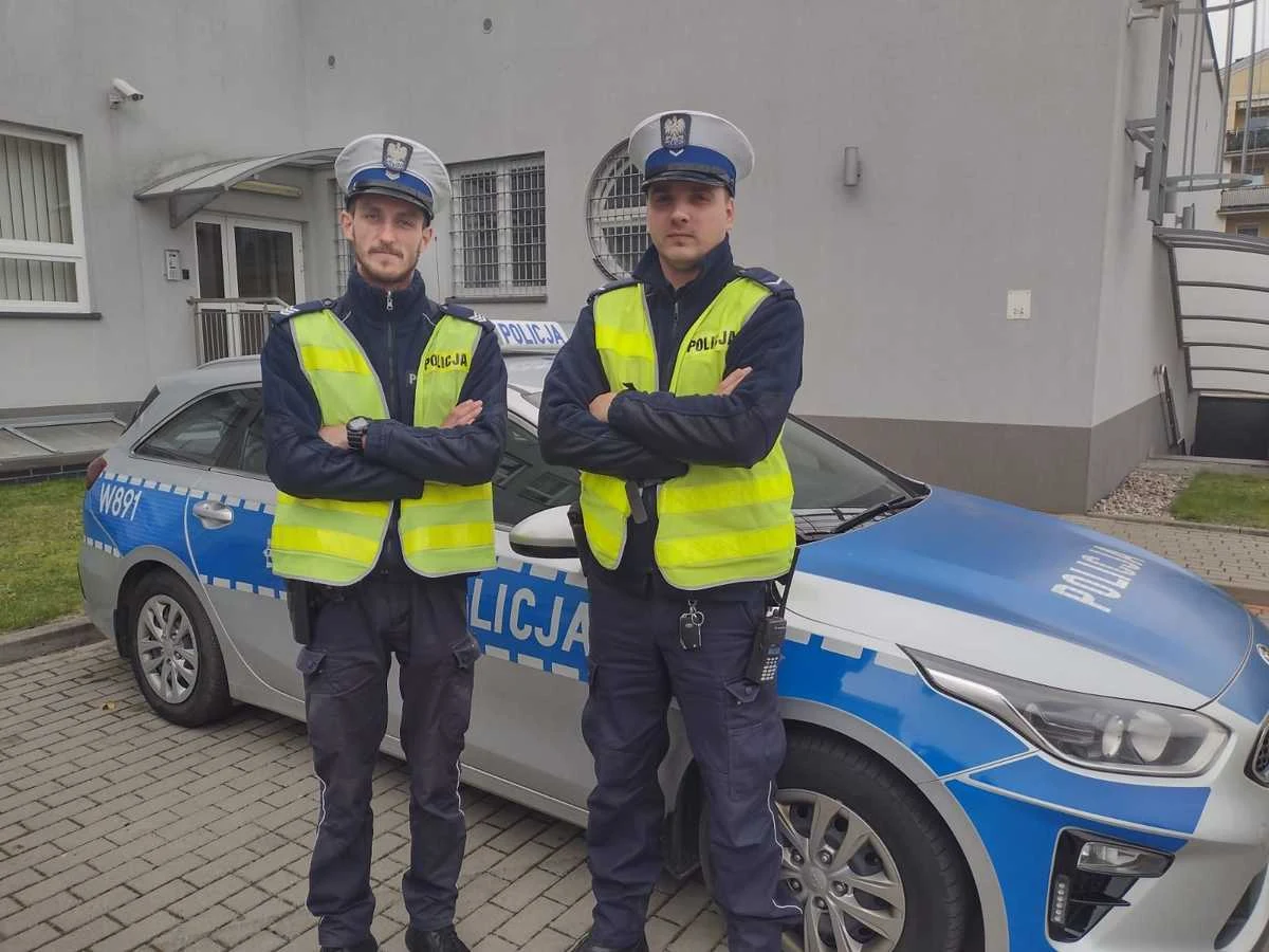 26-latek podczas rąbania drewna zranił się siekierą w stopę. Postanowił nie czekać na karetkę, ale sam ruszył do szpitala w Szczecinku. Na przedmieściach opadł z sił. Zakrwawiony siedział przy samochodzie - z pomocą przyszedł mu patrol drogówki. Wcześniej mężczyzna prosił o pomoc kobietę, jednak ta odjechała.   

