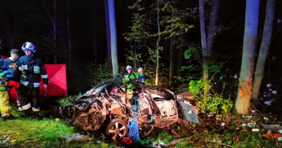 Do tragedii doszło wczoraj wieczorem na drodze wojewódzkiej nr 544, na odcinku Gutowo-Piaseczno, w gminie Lidzbark (Warmińsko-mazurskie). 26-letni kierowca hondy stracił panowanie nad pojazdem i wpadł do rowu. W wyniku zdarzenia, jego samochód dachował i uderzył w drzewo. Ranny mężczyzna został przewieziony do szpitala. Niestety wypadku nie przeżyła pasażerka auta - 25-letnia kobieta.