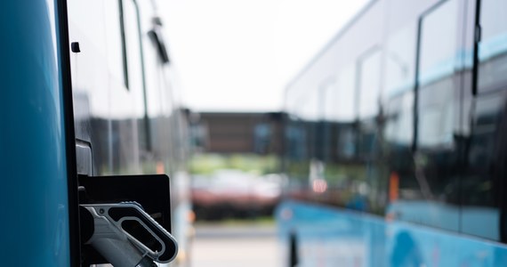 ​Miejskie Przedsiębiorstwo Komunikacyjne w Krakowie otrzyma prawie 59 mln zł dofinansowania z funduszy unijnych na zakup 22 autobusów elektrycznych. W czwartek władze spółki i województwa małopolskiego podpisały umowę gwarantującą przyznanie środków.
