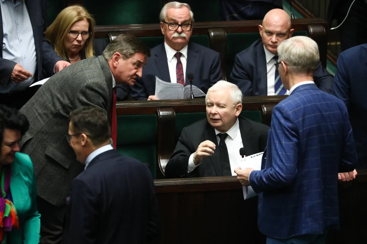 "To jest osoba, która w polityce jest długo, a z drugiej strony jest osobą kompromisową, która też ma duże zaplecze, jeżeli chodzi o zaplecze analityczne" – tak rzecznik rządu Piotr Müller chwalił w Polsat News Marka Kuchcińskiego, który zastąpi Michała Dworczyka na stanowisku szefa kancelarii premiera. Jak dodał, "jest to osoba, która łączy kompetencje polityczne i zarządcze".
